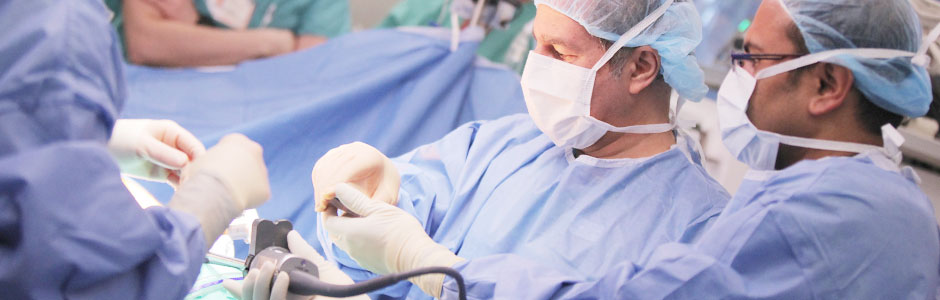 富二代成版人app thoracic surgeons performing a procedure