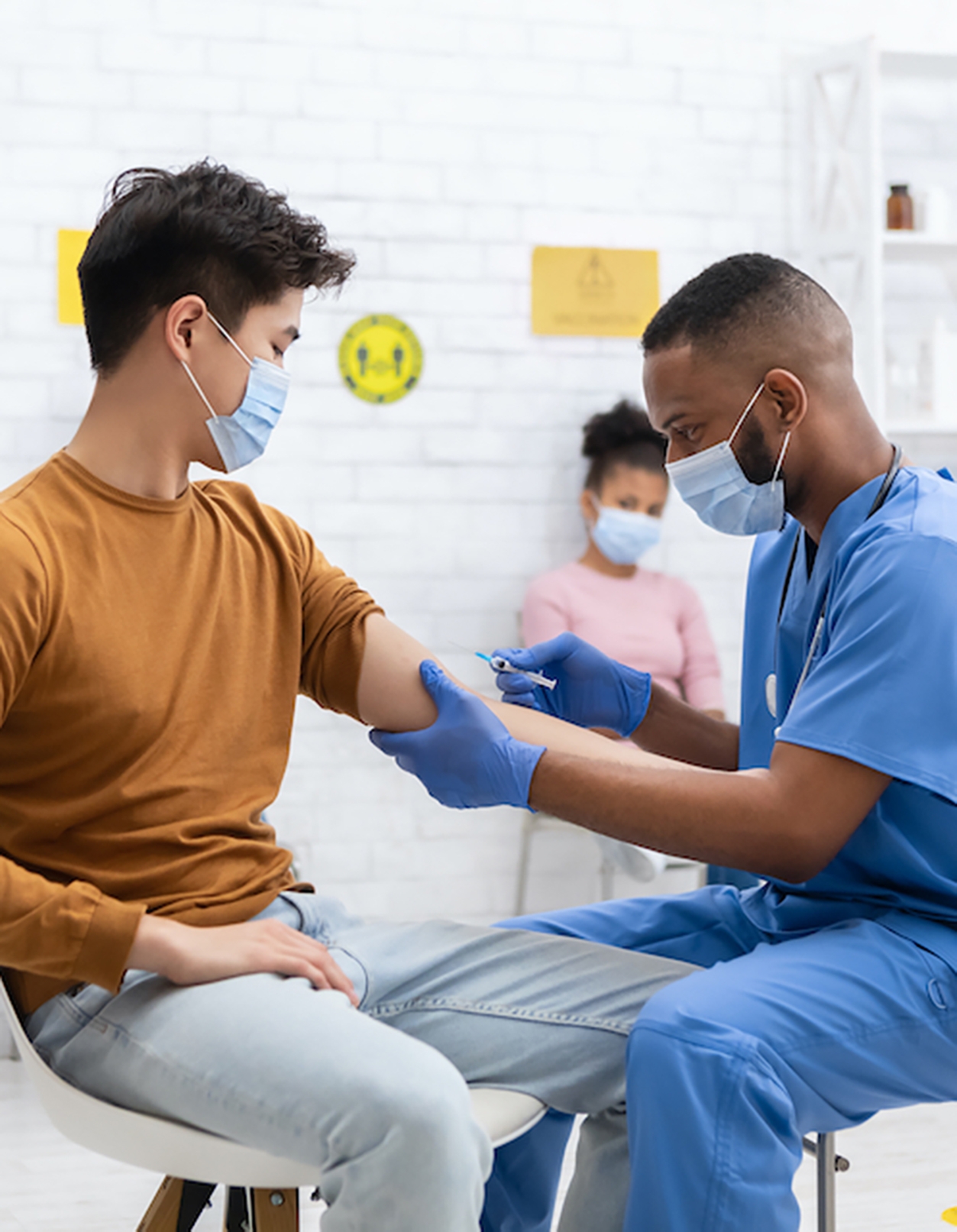 Image of a doctor speaking with a patient