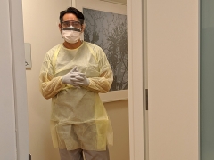 A primary care physician at 富二代成版人app wearing PPE